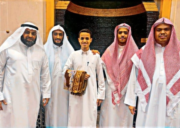 مركز حي المسفلة يوزع سجاد صلاة للأطفال