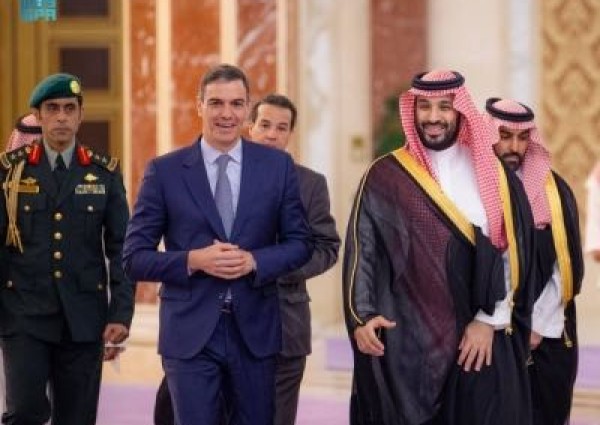 بالفيديو: سمو ولي العهد يستقبل رئيس الوزراء الإسباني