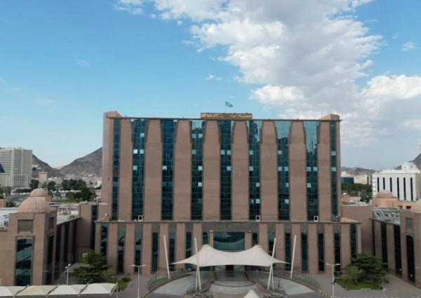 مستشفى الملك فيصل بمكة يُعيد حركة مريض بالعقد السابع بشكل طبيعي بعد زراعة مفصلين صناعيين للركبتين