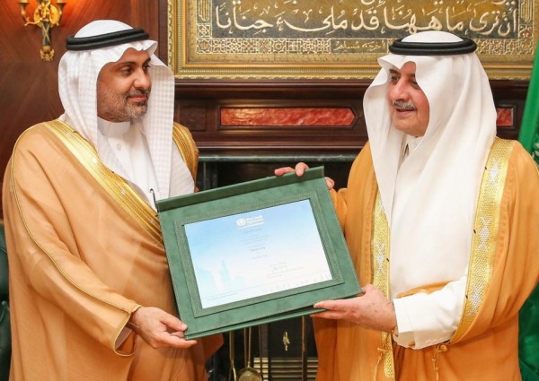 أمير منطقة تبوك يتسلم شهادة اعتماد تبوك مدينة صحية من معالي وزير الصحة