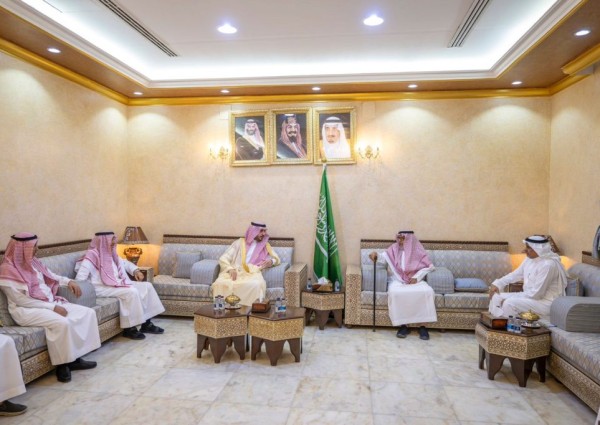أمير منطقة الجوف يعزي معرّف جماعة الكريع بوفاة شقيقه
