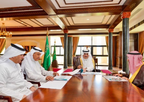 أمير تبوك يطلع على نسب الإنجاز في المشاريع التي تنفذها أمانة المنطقة