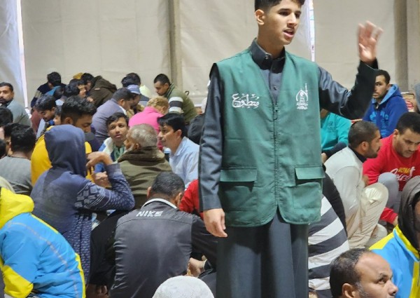 كوادر شبابية تنظم مشروع تفطير الصائمين بعرعر