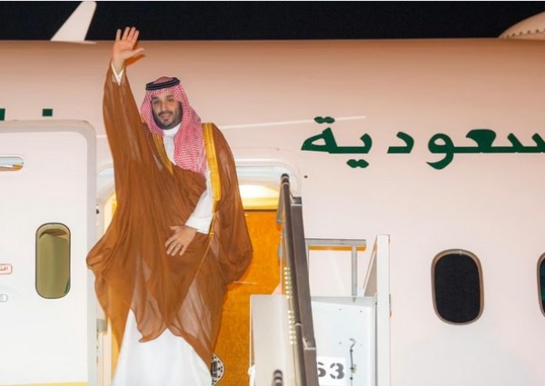 ولي العهد يصل مكة قادماً من جدة لقضاء ما تبقى من شهر رمضان بجوار بيت الله الحرام