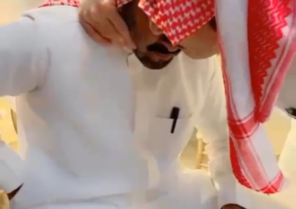 شاهد.. فيديو مؤثر للقاء اثنين من زملاء العمل بعد انقطاع دام أكثر من 25 عاماً