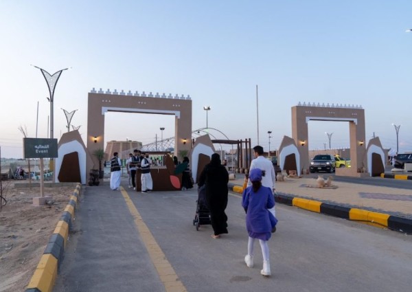 زوار مهرجان محمية الملك سلمان يعيشون تجربة زراعة النباتات والبذور