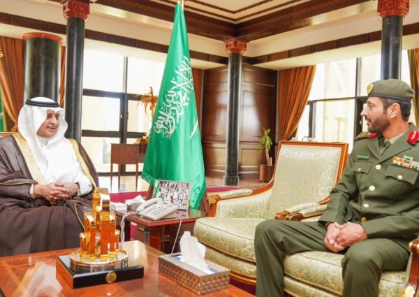 أمير تبوك يقلد مدير الجوازات بالمنطقة رتبته الجديدة ‎