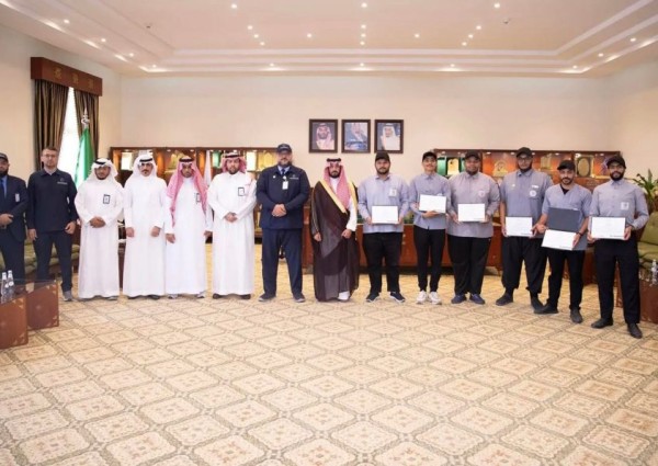 الأمير فهد بن محمد يكرم متدربي تقنية الخرج الحاصلين على المركز الأول بمسابقة الروبوت والذكاء الاصطناعي