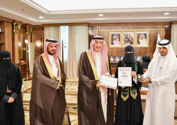 سمو أمير جازان يكرم الطالبة ملك قيسي لحصولها على الميدالية البرونزية على مستوى العالم في معرض الاختراعات بجنيف