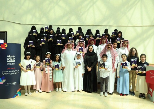 مدير “تعليم الجوف” يكرم الطلبة الفائزين في مسابقة “المهارات الثقافية”