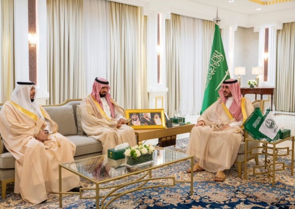 أمير الجوف يكرّم فريق العمل بإدارة الموارد البشريّة بالإمارة نظير تحقيق الإمارة الترتيب الأوّل على مستوى إمارات المناطق في قياس مؤشّر جودة البيانات الوظيفية للعام ٢٠٢٣