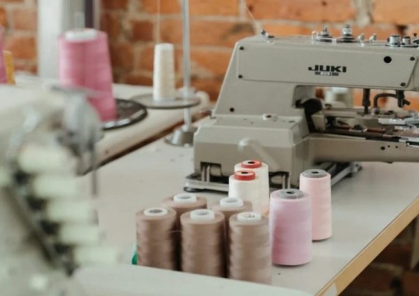 اشتراطات محلات الخياطة: منع تدخين التبع بكل أنواعه بتلك المحال بداخلها .. ومنع دخول الرجال أثناء ساعات العمل في محلات الخياطة النسائية