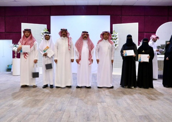مدير “تعليم الجوف” يكرم الطلبة المتميزين في البرامج والأنشطة