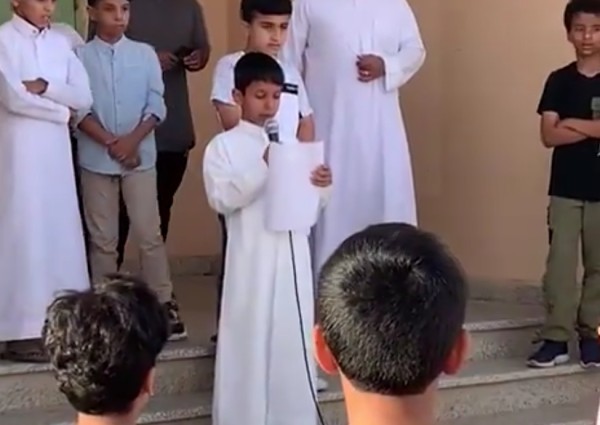 في بادرة عنوانها الوفاء.. شاهد: الطالب “محمود الرشيدي” يقدم كلمة عن معلمه المتوفى ويحتسب بتفطير زملائه صدقه عنه