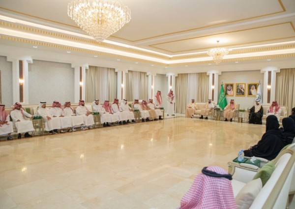 الأمير متعب بن مشعل يستقبل أعضاء لجنة جائزة أمير منطقة الجوف وحرمه وأوائل الفائزين والفائزات في المسابقة
