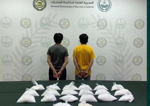 مكافحة المخدرات تقبض على مقيمين بمنطقة الرياض لترويجهما (26) كيلوجرامًا من مادة (الشبو) المخدر