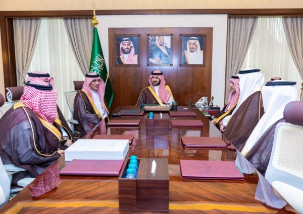 نائب أمير الشرقية يطلع على التقرير السنوي لشركة مطارات الدمام لعام 2023م