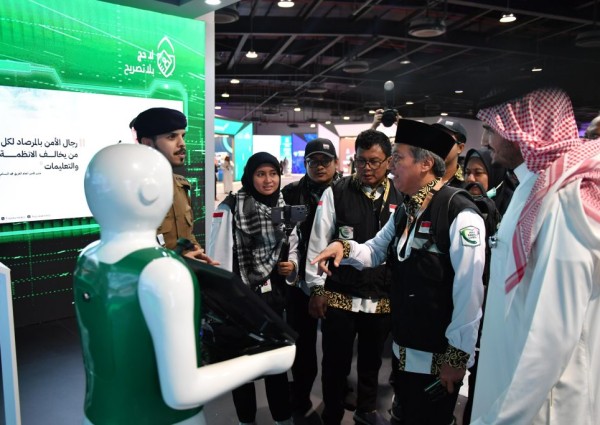 الدفاع المدني يستعرض روبوتًا توعويًا بـ (96) لغة في المعرض المصاحب لأعمال ملتقى إعلام الحج