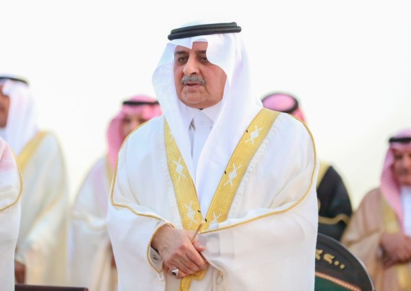 أمير منطقة تبوك يؤدّي صلاةَ عيد الأضحى المبارك مع جموع المصلين