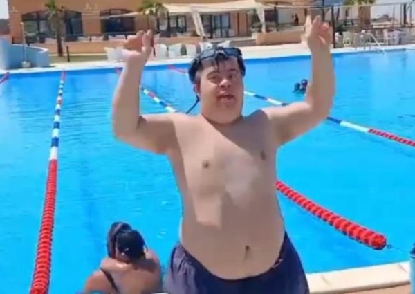 السباح السعودي يستأنف تدريبات السباحة بالغردقة استعدادا لعبور المانش