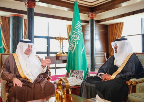 أمير تبوك يستقبل مدير فرع وزارة البيئة والمياه والزراعة بالمنطقة