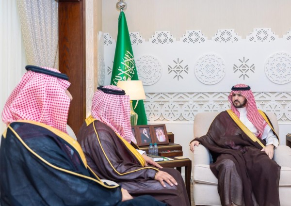 نائب أمير الشرقية يلتقي مدير عام المركز الوطني لتنمية الغطاء النباتي ومكافحة التصحر بالمنطقة