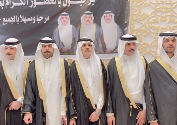 “أحياه عدد من عمالقة شعراء المحاورة البارزين في الساحة الشعبية”.. أبناء “معيلي بن هديرس بن عجوين” يحتفلون بزفاف 5 من أبنائهم في قصر بانوراما بحائل