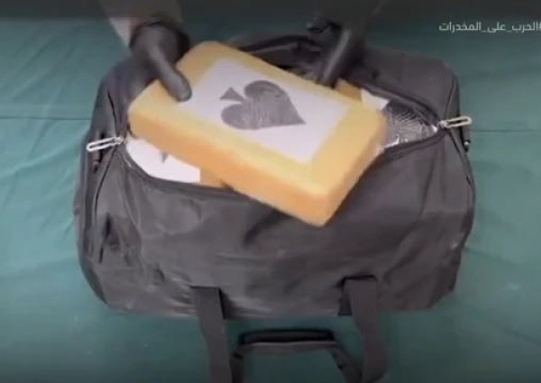 “كانت مخبأة داخل شحنة موز” .. شاهد: لحظة إحباط مكافحة المخدرات محاولة تهريب أكثر من 200 كيلو جراماً من مادة الكوكايين في ميناء الملك عبدالله بمحافظة رابغ