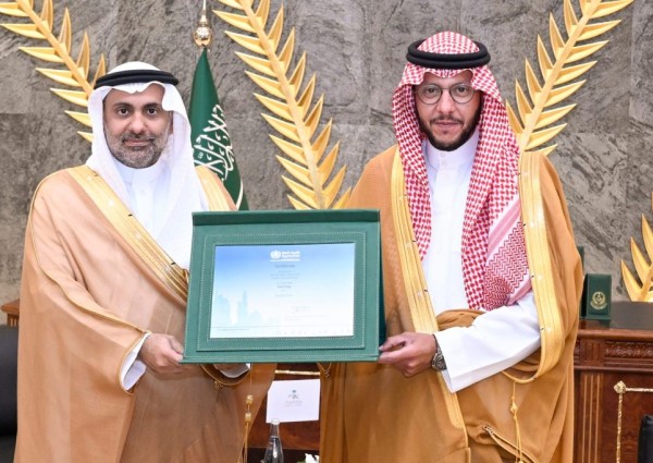 الأمير سعود بن نهار يتسلم شهادة تجديد  إعتماد الطائف مدينة صحية