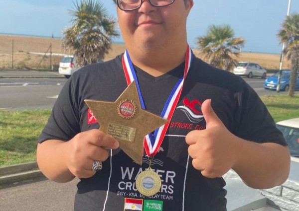 الاتحاد الانجليزي لعبور بحر المانش يمنح القصيبي درع العبور