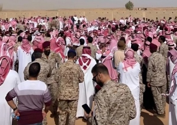 شاهد.. تشييع جثمان الملازم “البلوي” والرقيب “العطوي” وسط جموع كبيرة في تبوك