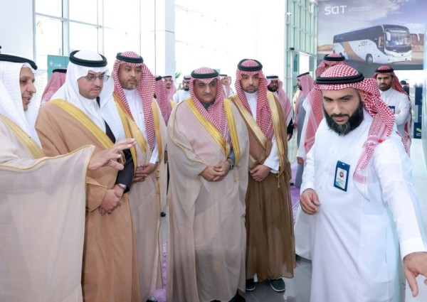 سمو الأمير سعود بن طلال يدشّن أول حافلة تعمل بالهيدروجين في المملكة بمحافظة الأحساء