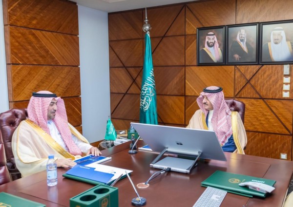 أمير الشرقية يتلقى عرضاً عن مشاريع المياه في المنطقة