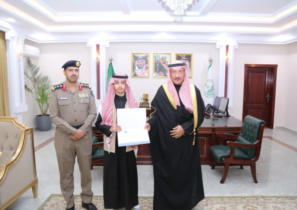 محافظ دومة الجندل يكرم متطوعي الدفاع المدني