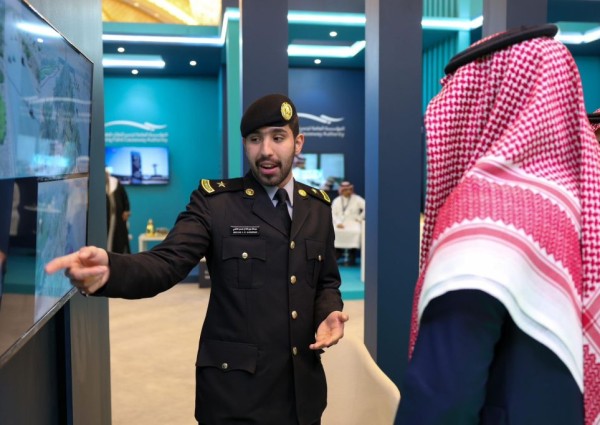 المركز الوطني للعمليات الأمنية يستعرض التقنيات المستخدمة في تلقي البلاغات ضمن جناح وزارة الداخلية في المعرض