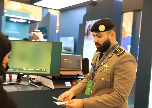 الأمن العام يستعرض تقنيات الذكاء الاصطناعي ضمن جناح وزارة الداخلية في المعرض المصاحب لأعمال مؤتمر الزكاة والضريبة والجمارك