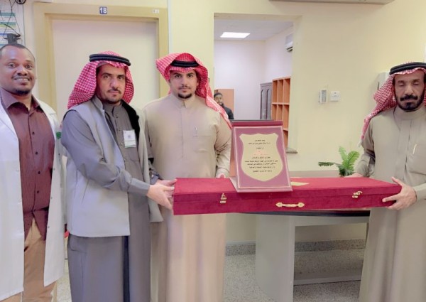 بعد خدمة أكثر من 30 عاماً.. منسوبي مركز بدع بن خلف يقومون بتكريم زميلهم السابق “مساعد بن سعد الشويلعي” بمناسبة انتهاء فترة عمله مديراً للمركز وإحالته للتقاعد