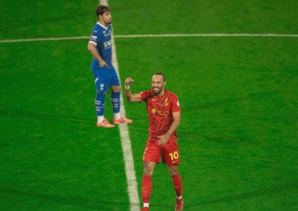 أوباميانغ يضرب الهلال بالقاضية ويمنح القادسية التفوق بهدفين لهدف