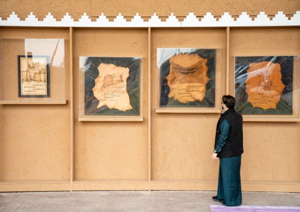 معرض مهرجان خادم الحرمين الشريفين للفن التشكيلي.. محاكاة لتاريخ المملكة ورياضة الهجن