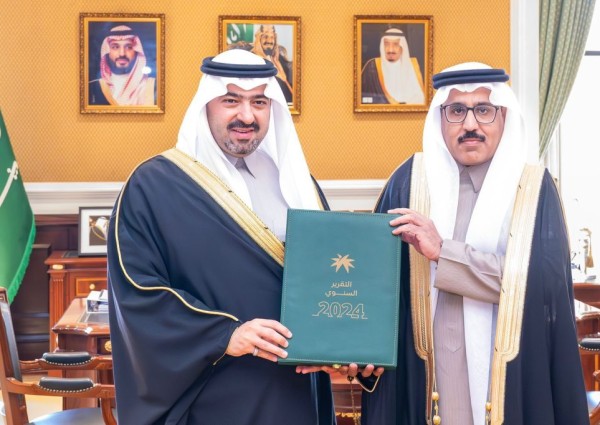 نائب أمير تبوك يتسلم التقرير السنوي لفرع وزارة الموارد البشرية بالمنطقة