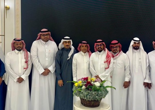 وسط أجواء مفعمة بالمحبة..  منسوبوا أشعة تجمع جازان يكرمون الدكتور كليبي لحصوله «استشاري»