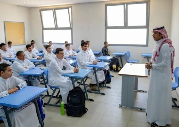 تعليم جدة تُلزم غير السعوديين بارتداء الثوب في المدارس الحكومية والأهلية