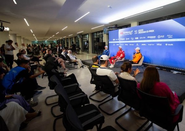 سمو وزير الرياضة يتوّج البريطاني “رولاند” بلقب الجولة الرابعة من سباق جدة فورمولا إي بري 2025