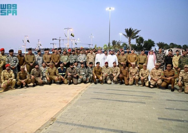 أمير جازان يشارك رجال الأمن إفطارهم في الميدان ويثمن دورهم في حفظ الأمن