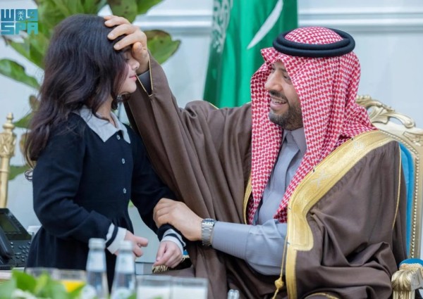 أمير الحدود الشمالية يقيم مأدبة إفطار ويشارك أهالي المنطقة وأيتام جمعية رؤوف