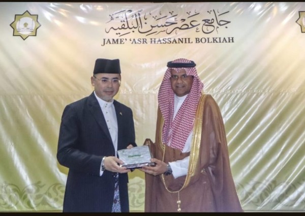 سفير المملكة في بروناي يسلّم هدية خادم الحرمين من التمور