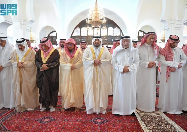 نائب أمير الرياض يؤدي صلاة الميت على الدكتور مطلب النفيسة ويقدم العزاء لأسرته