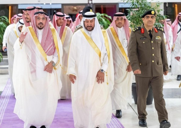 أمير القصيم يرعى حفل أهالي المنطقة بعيد الفطر ويشارك في العرضة السعودية