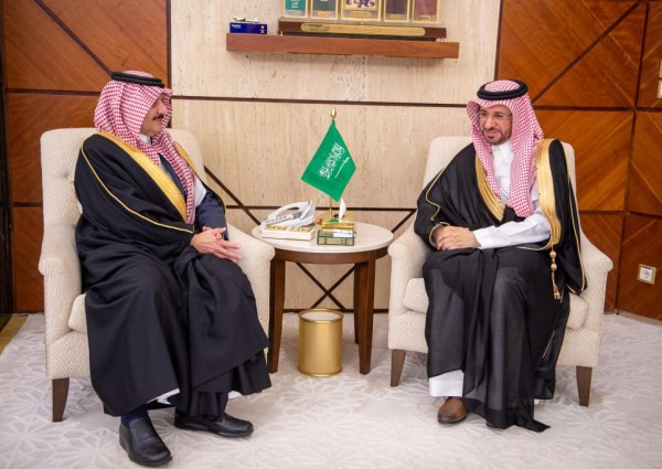 سمو أمير المنطقة الشرقية يتسلّم التقرير السنوي لفرع مركز الملك عبد العزيز للتواصل الحضاري