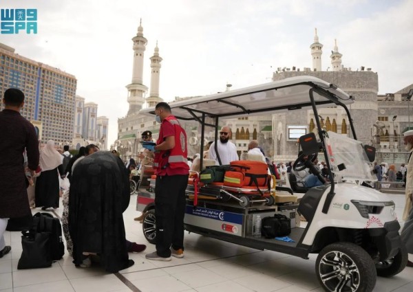 بأقل من دقيقتين.. فرق الإسعاف تنقذ معتمرًا جزائريًا بعد توقف قلبه في الحرم المكي